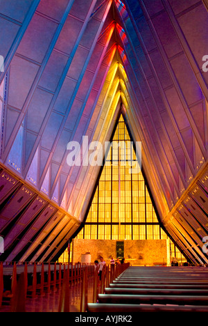 Luce interna shot con retroilluminazione di pannelli a vetrata nel famoso Cadet Cappella presso la Air Force Academy Colorado USA Foto Stock