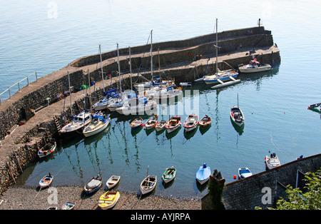 Una vista di Clovelly Harbour dal di sopra su un vago mattina di sole con mare calmo. Foto Stock