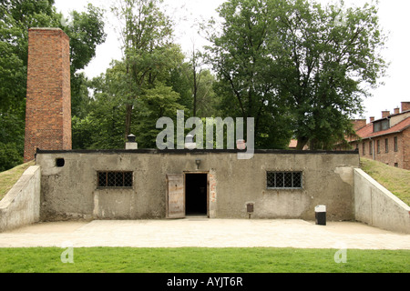 L'ingresso principale e del camino di una camera a gas e crematorio I all'ex campo di concentramento nazista di Auschwitz. Foto Stock