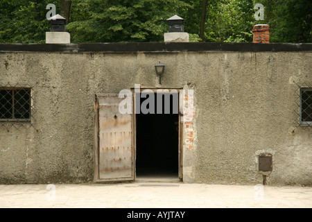 L'ingresso principale per la camera a gas e crematorio I all'ex campo di concentramento nazista di Auschwitz. Foto Stock