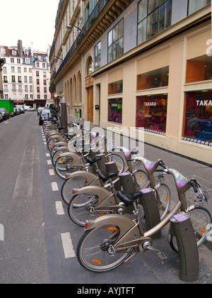 Velib noleggio biciclette in una strada laterale di Rue de Rivoli Parigi Francia Foto Stock