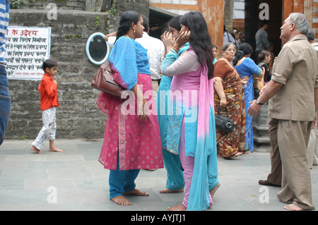 India Vashisht vicino a Manali Kullu District Himachal Pradesh India del Nord Agosto 2006 donna in variopinti costumi tradizionali Foto Stock