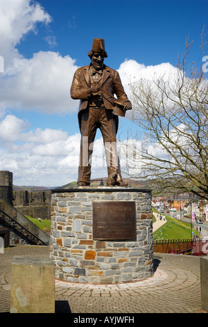 Statua del comico Tommy Cooper vicino Castello di Caerphilly, Caerphilly, South Wales, Regno Unito Foto Stock