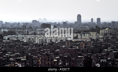 Vista Panormaic de Il Cairo con le piramidi su sfondi, Egitto Foto Stock