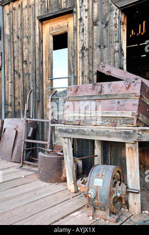 Vecchia reliquie al di fuori dell'ufficio di saggio in Goldfield Ghost Town, Arizona Foto Stock