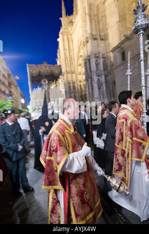 Acolyts lanterne del cuscinetto prima di un galleggiante con la Vergine, la Settimana Santa 2008, Siviglia, Spagna Foto Stock