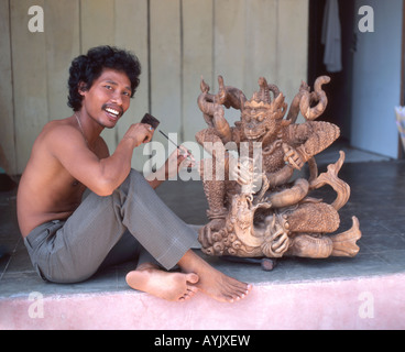 Balinese maschio intagliatore di legno sul lavoro, Bali, Indonesia Foto Stock