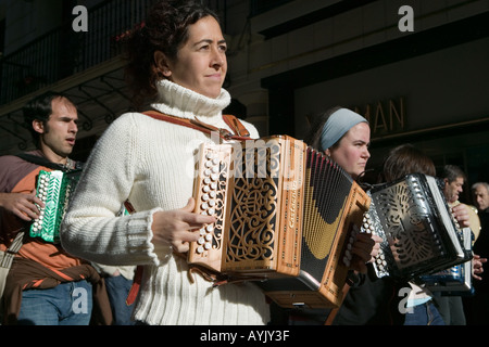 Il basco di uomini e donne a suonare la fisarmonica nella sunshine Casco Viejo Bilbao Spagna settentrionale. Foto Stock