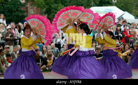 Il coreano dance troupe effettuando in corrispondenza di Fringe Domenica, Edinburgh Fringe Festival Scozia Foto Stock