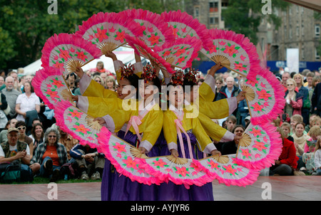 Il coreano dance troupe di eseguire con ventole Edinburgh Fringe Festival Scozia Scotland Foto Stock