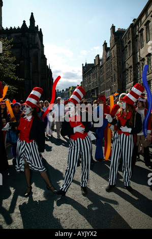 Attori femmina promuovendo i loro show, Edinburgh Fringe Festival Scozia Foto Stock