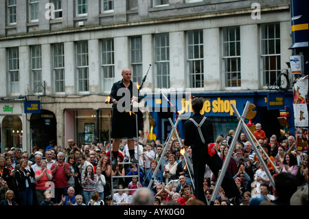 Maschio di artisti di strada di giocoleria torce di fuoco durante la Edinburgh Fringe Festival Scozia UK Europa Foto Stock