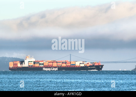 Profilo del contenitore caricato nave in San Francisco Harbour Foto Stock