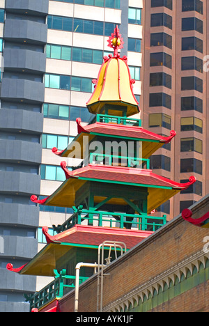 La pagoda cinese in giustapposizione contro il grattacielo moderno degli edifici nel centro urbano di San Francisco Foto Stock