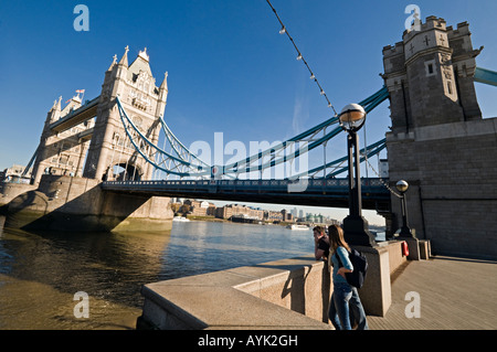 Il Tower Bridge visto dalla banca del sud Foto Stock