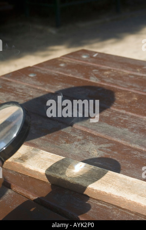 Lente di ingrandimento utilizzata per bruciare il legno Foto Stock