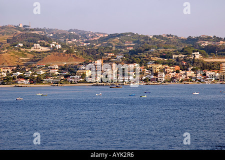 La città di Messina come visto dal mare Foto Stock