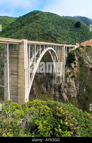 Bixby Creek ponte costruito nel 1932 sulla Hwy 1 Pacific Coast Highway vicino Monterey in California Foto Stock