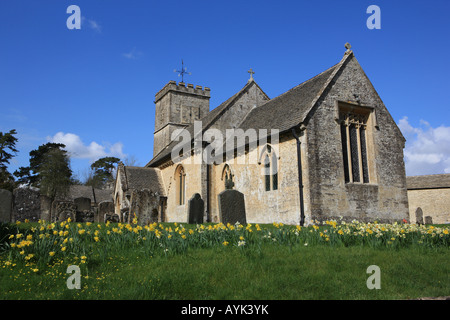 La Chiesa a Farmington in Cotswolds su una giornata di primavera Foto Stock