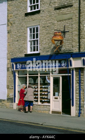 Fornai shop, sportive una pagnotta e fornai pagaie segno, Helmsley, North Yorkshire, Inghilterra, Regno Unito Foto Stock