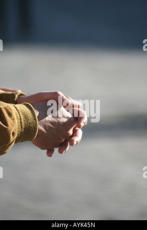 In prossimità delle mani dell'uomo in città Foto Stock