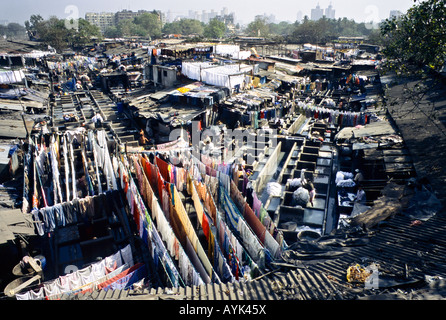 INDIA MUMBAI BOMBAY Laundrymen lavando vestiti all'aperto Servizio lavanderia Saat Raasta Dhobi Ghat vicino stazione Mahalaxmi Foto Stock