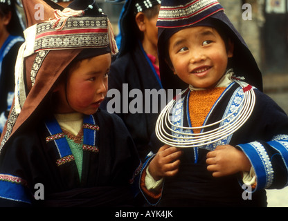 Punta alto-hat Miao minoranza ragazzi di nazionalità in villaggio nella zona occidentale di Guizhou Foto Stock