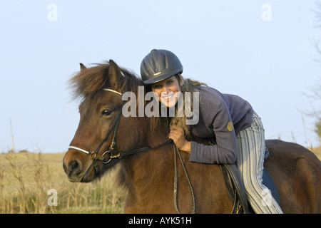 Giovane cavaliere a cavallo islandese Foto Stock