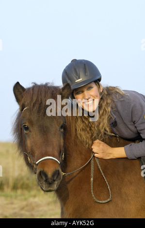 Giovane cavaliere a cavallo islandese Foto Stock