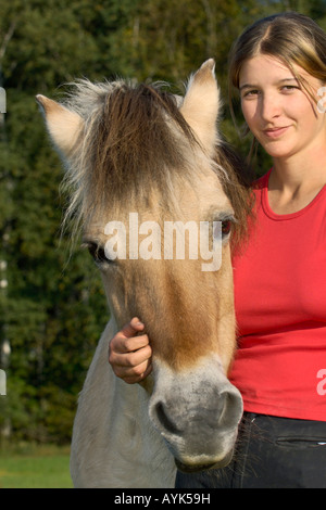 Norvegese cavallo con ragazza - Ritratto Foto Stock