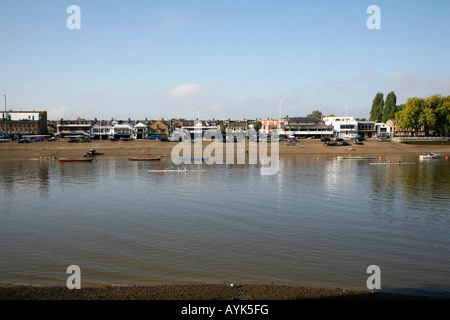 Guardando al di là del fiume Tamigi di boathouses a Putney, Londra Foto Stock