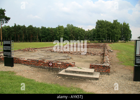 Il rovinato rimane del crematorio IV presso l'ex campo di concentramento nazista di Auschwitz Birkenau. Foto Stock