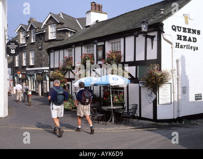 Hawkshead popolare villaggio di Lake District tourist area di passeggio ha associazioni con la Beatrix Potter e William Wordsworth Foto Stock