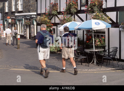 Hawkshead popolare villaggio di Lake District tourist area di passeggio ha associazioni con la Beatrix Potter e William Wordsworth Foto Stock