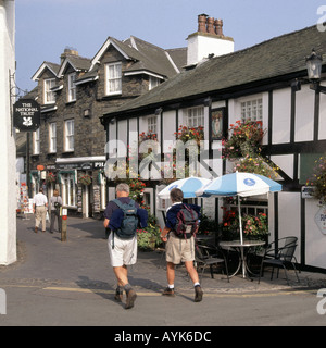 Hawkshead popolare villaggio di Lake District tourist area di passeggio ha associazioni con la Beatrix Potter e William Wordsworth Foto Stock