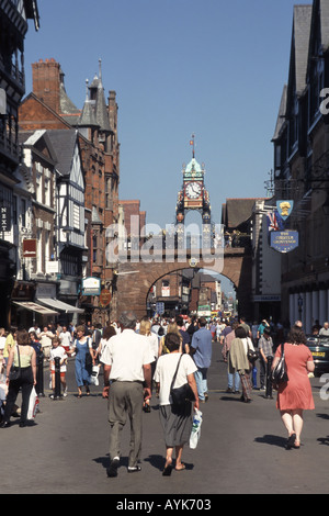 Chester acquirenti e turisti in Eastgate Street Foto Stock