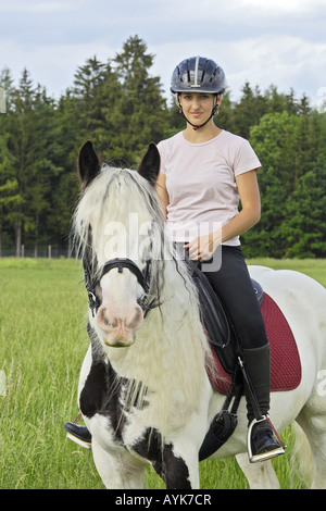 Ragazza a cavallo sul retro di un Irish Tinker cavallo Foto Stock