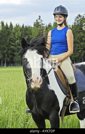 Ragazza a cavallo sul retro di un Irish Tinker cavallo Foto Stock