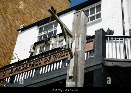 L'impiccato il cappio al di fuori della prospettiva di Whitby pub sulle rive del fiume Tamigi a Wapping, Londra Foto Stock