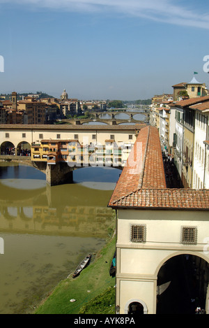 Vista del Corridoio Vasariano Museo degli Uffizi e il Ponte Vecchio di Firenze verticale montante verticale Foto Stock