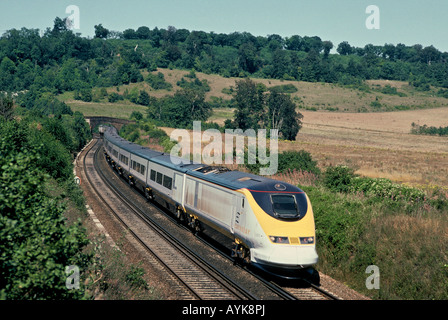 Il treno Eurostar passando attraverso il paesaggio rurale vicino Polhill nel Kent Foto Stock