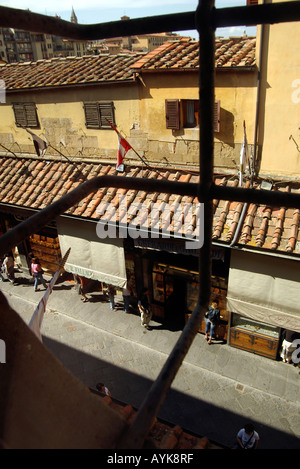 Vista dal Corridoio Vasariano Museo degli Uffizi del Ponte Vecchio di Firenze verticale montante verticale Foto Stock