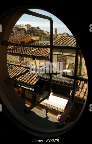 Vista dal Corridoio Vasariano Museo degli Uffizi del Ponte Vecchio di Firenze verticale montante verticale Foto Stock