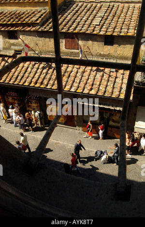 Vista dal Corridoio Vasariano Museo degli Uffizi del Ponte Vecchio di Firenze verticale montante verticale Foto Stock