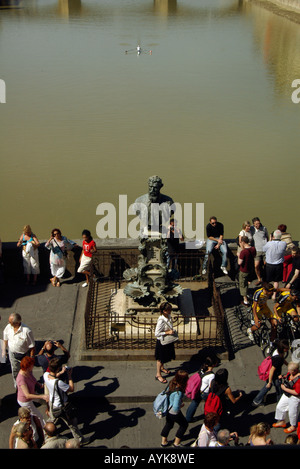 Statua del Cellini dal Corridoio Vasariano Museo degli Uffizi del Ponte Vecchio di Firenze verticale montante verticale Foto Stock