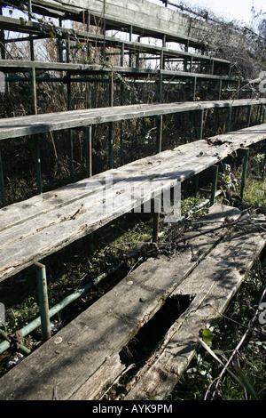 Svuotare il vecchio tribuna sportiva sul terreno abbandonati Foto Stock