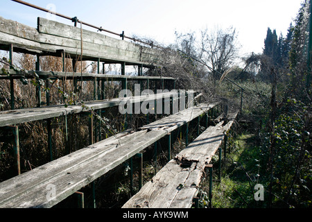 Svuotare il vecchio tribuna sportiva sul terreno abbandonati Foto Stock