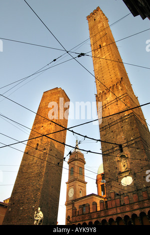 Bologna Emilia Romagna Italia statua di San Petronio la benedizione del popolo di Bologna sotto le due torri eretta verticale Foto Stock