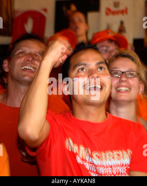 Holland tifosi guardare la loro World Cup 2006 1-0 win vs Serbia Montenegro, De orli Bar, Londra Foto Stock