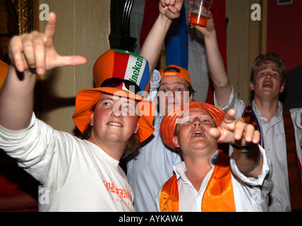 Tifosi olandesi celebrando Holland 1-0 della vittoria sulla Serbia Montenegro in Coppa del Mondo 2006, De orli Bar, Londra Foto Stock